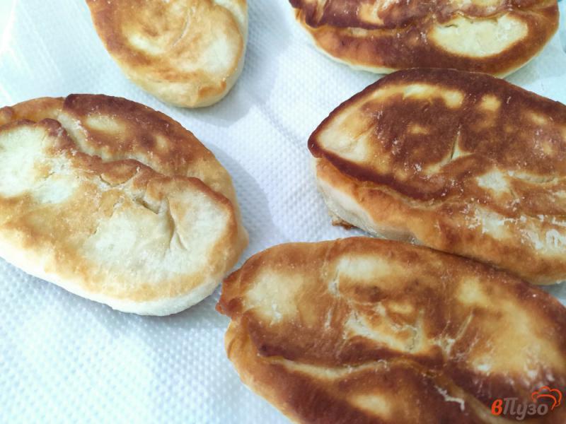 Фото приготовление рецепта: Пирожки из дрожжевого теста с яблочным вареньем шаг №11
