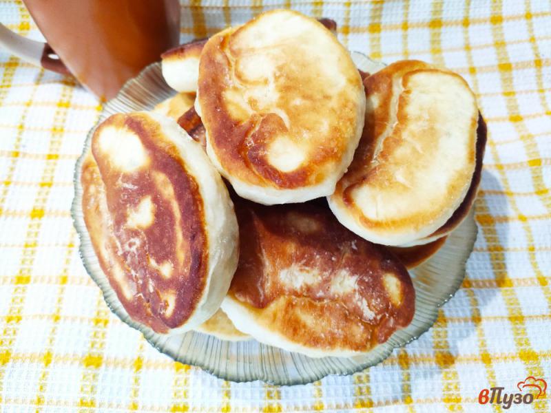Фото приготовление рецепта: Пирожки из дрожжевого теста с яблочным вареньем шаг №12