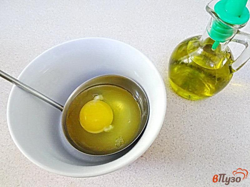 Фото приготовление рецепта: Яйцо пашот в половнике шаг №2