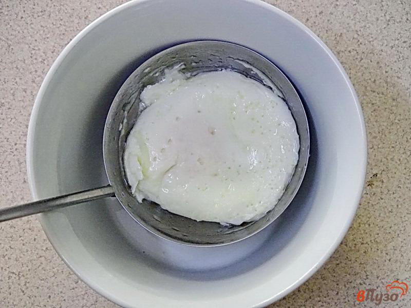 Фото приготовление рецепта: Яйцо пашот в половнике шаг №5
