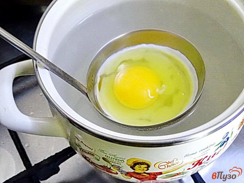 Фото приготовление рецепта: Яйцо пашот в половнике шаг №3
