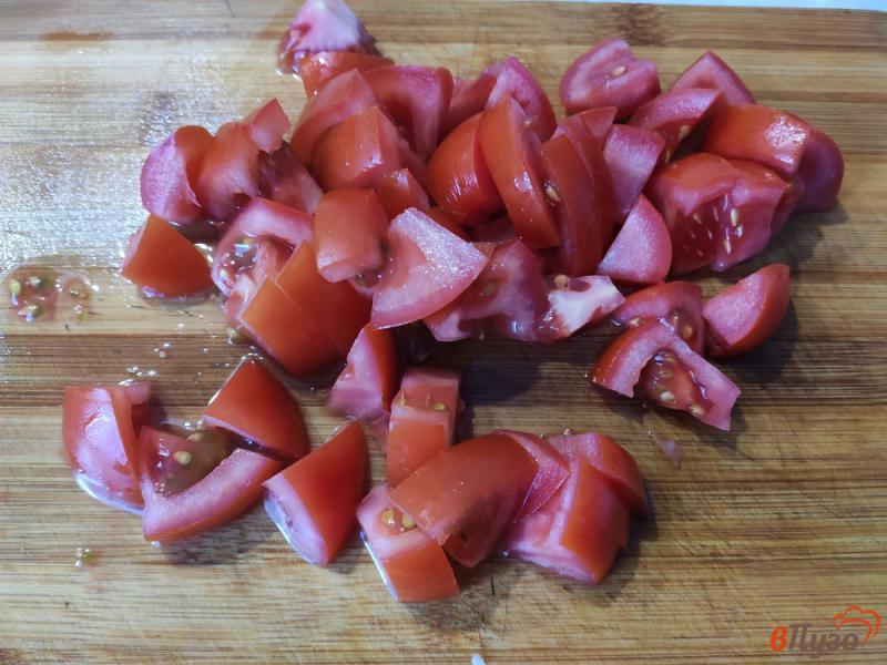 Фото приготовление рецепта: Овощной салат с консервированной кукурузой шаг №2