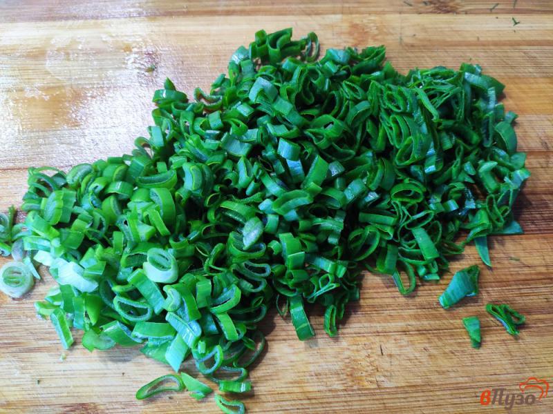 Фото приготовление рецепта: Овощной салат с консервированной кукурузой шаг №4