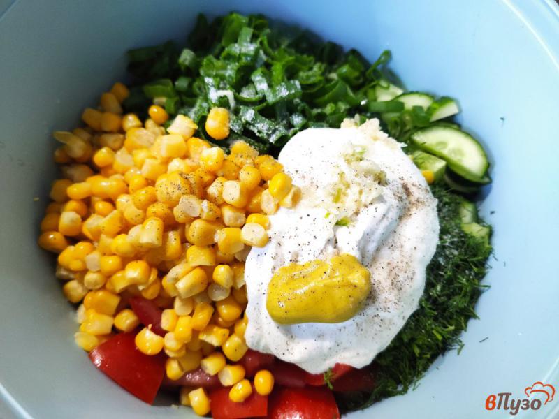 Фото приготовление рецепта: Овощной салат с консервированной кукурузой шаг №6