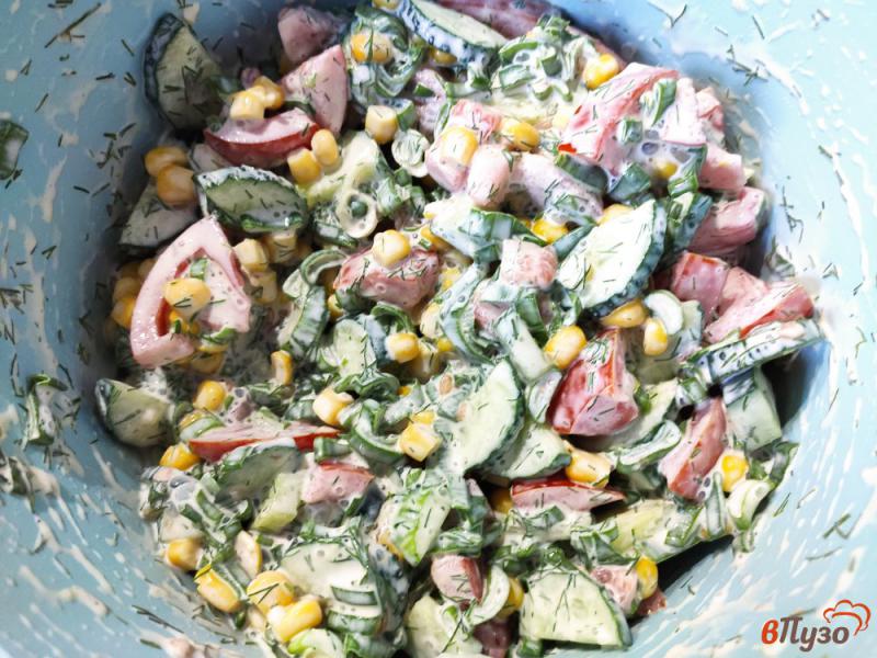 Фото приготовление рецепта: Овощной салат с консервированной кукурузой шаг №7
