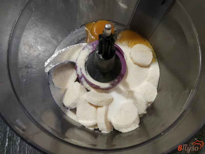 Фото приготовление рецепта: Творожно-банановая запеканка с кумкватом шаг №2