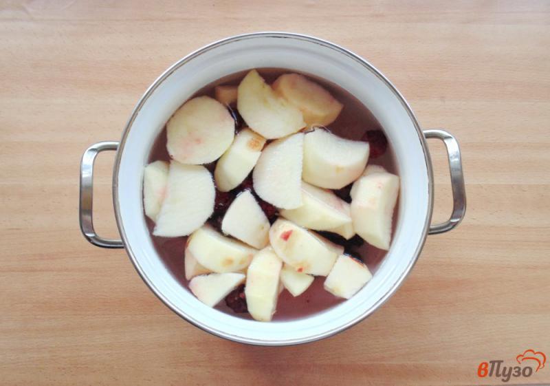 Фото приготовление рецепта: Кисель с яблоками и ежевикой шаг №4