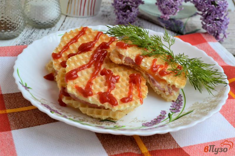 Фото приготовление рецепта: Горячие вафельные бутерброды с колбасой и сыром шаг №7