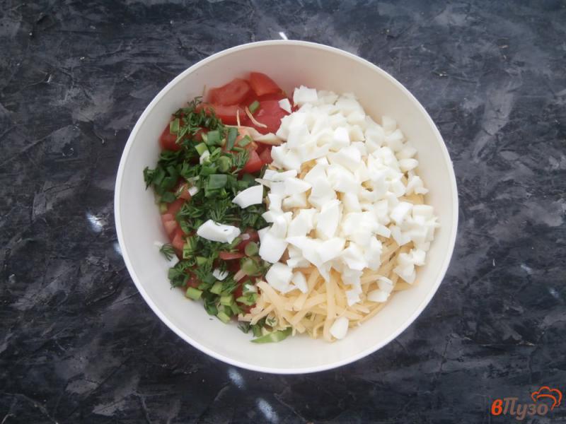 Фото приготовление рецепта: Салат из молодой капусты с помидорами и сыром шаг №3