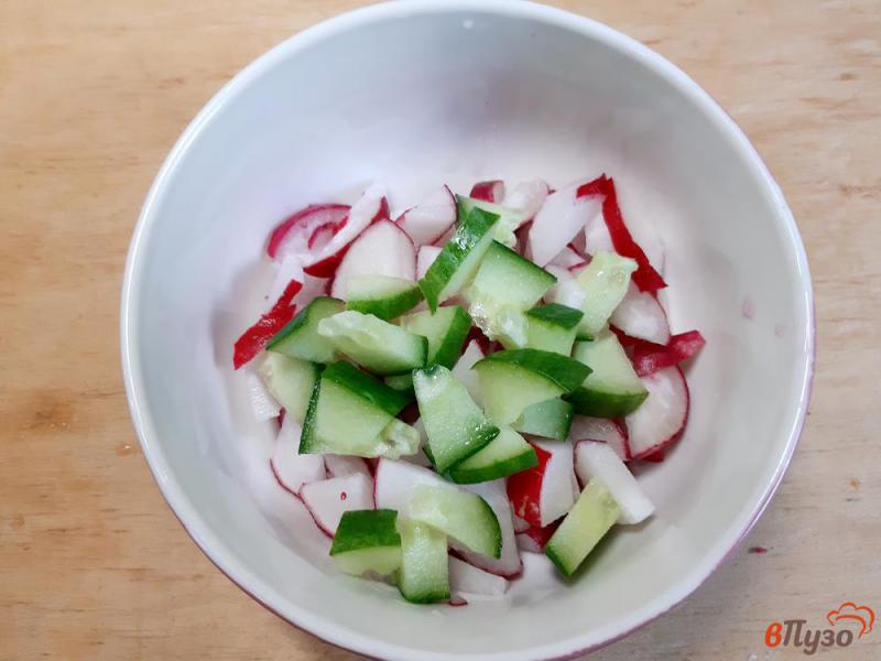 Фото приготовление рецепта: Салат из редиса с огурцом и рукколой шаг №2