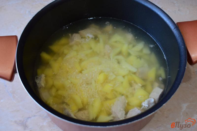 Фото приготовление рецепта: Мясной суп с рисом щавелем и яйцом шаг №2