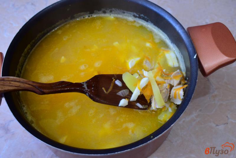 Фото приготовление рецепта: Мясной суп с рисом щавелем и яйцом шаг №4