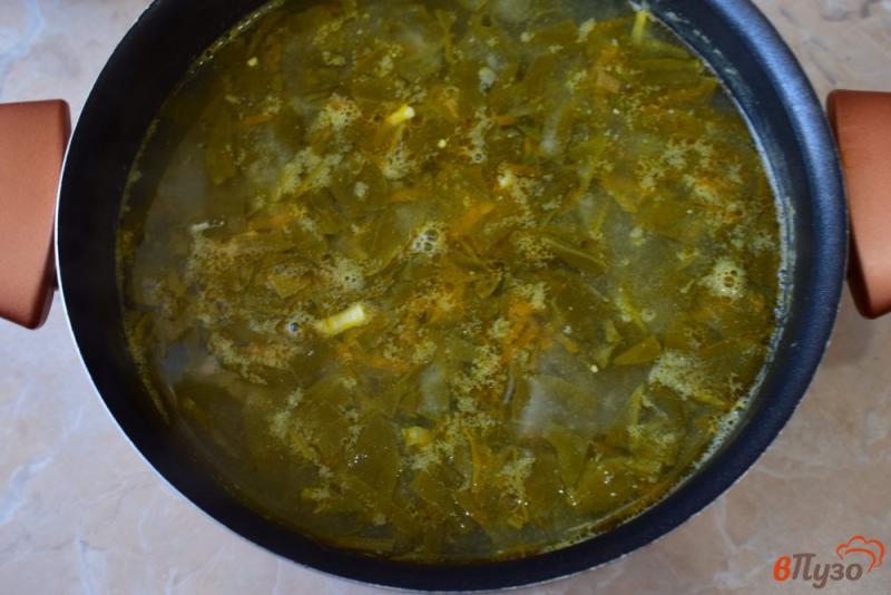 Фото приготовление рецепта: Мясной суп с рисом щавелем и яйцом шаг №5