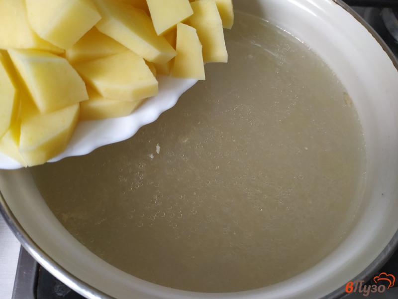 Фото приготовление рецепта: Суп со шпинатом и щавелем на курином бульоне шаг №1