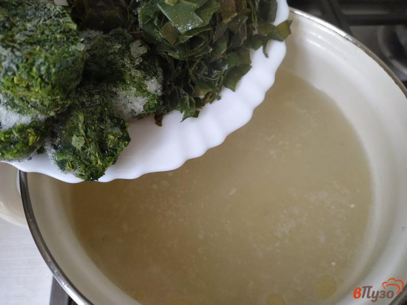 Фото приготовление рецепта: Суп со шпинатом и щавелем на курином бульоне шаг №4