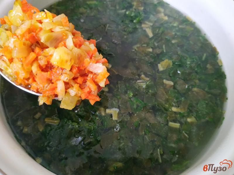 Фото приготовление рецепта: Суп со шпинатом и щавелем на курином бульоне шаг №5