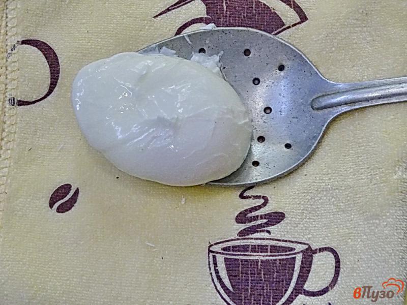 Фото приготовление рецепта: Яйцо пашот классическое шаг №4