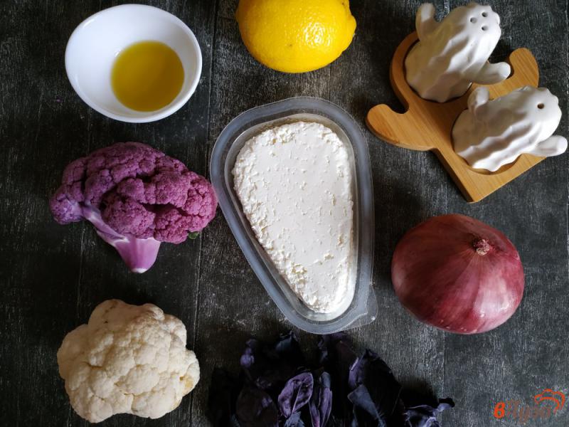 Фото приготовление рецепта: Салат с цветной капустой и творожными шариками шаг №1