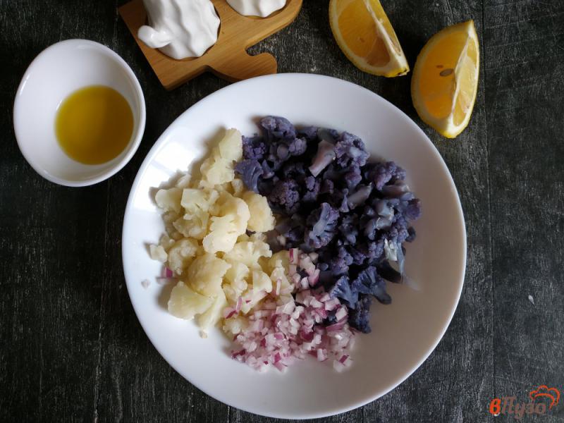 Фото приготовление рецепта: Салат с цветной капустой и творожными шариками шаг №3