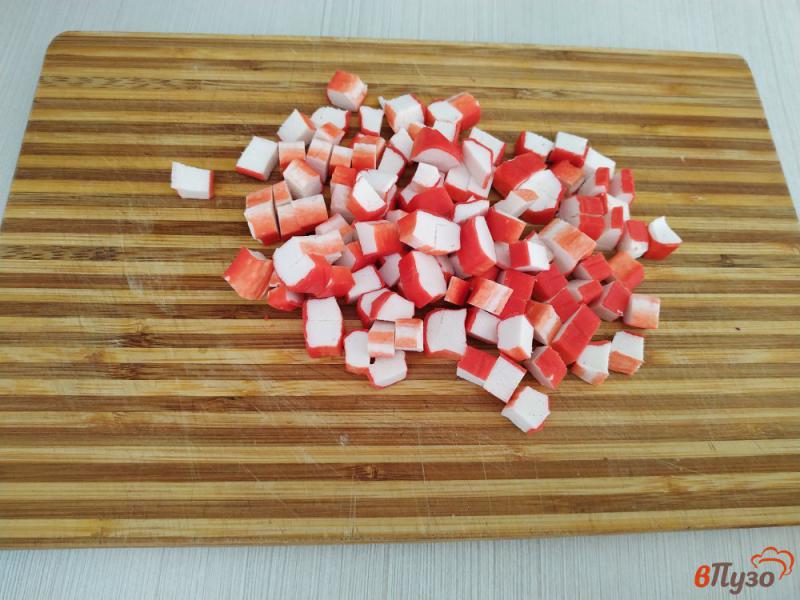 Фото приготовление рецепта: Салат с крабовых палочек сыра и помидоров шаг №1