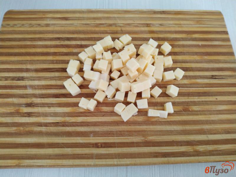 Фото приготовление рецепта: Салат с крабовых палочек сыра и помидоров шаг №2