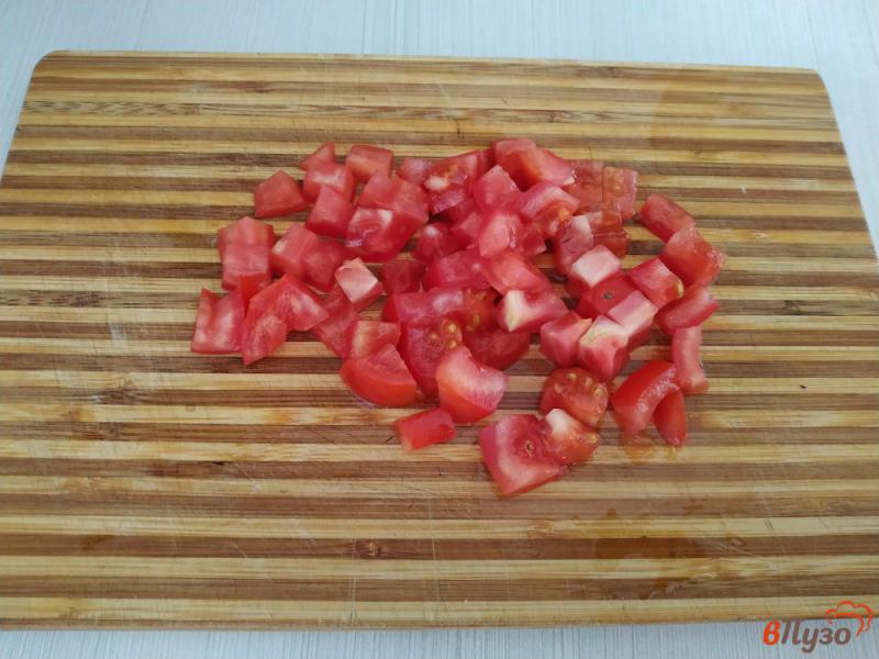 Фото приготовление рецепта: Салат с крабовых палочек сыра и помидоров шаг №3