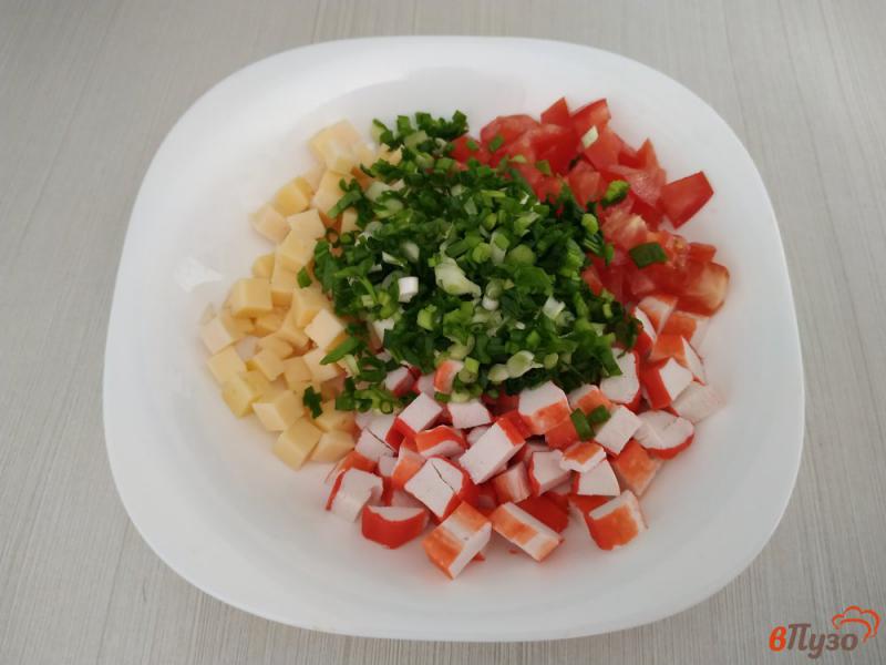 Фото приготовление рецепта: Салат с крабовых палочек сыра и помидоров шаг №7