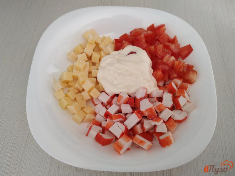 Фото приготовление рецепта: Салат с крабовых палочек сыра и помидоров шаг №6