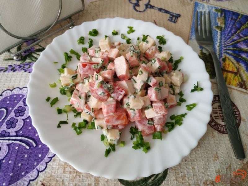 Фото приготовление рецепта: Салат с крабовых палочек сыра и помидоров шаг №8