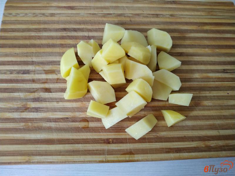 Фото приготовление рецепта: Картофель с кабачками сметаной и зеленью запечённый в горшочке шаг №2