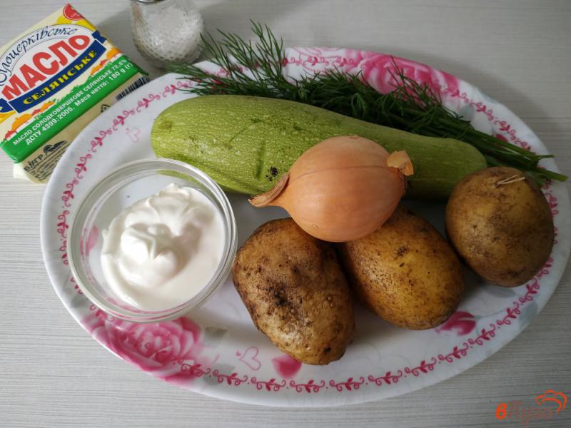 Фото приготовление рецепта: Картофель с кабачками сметаной и зеленью запечённый в горшочке шаг №1