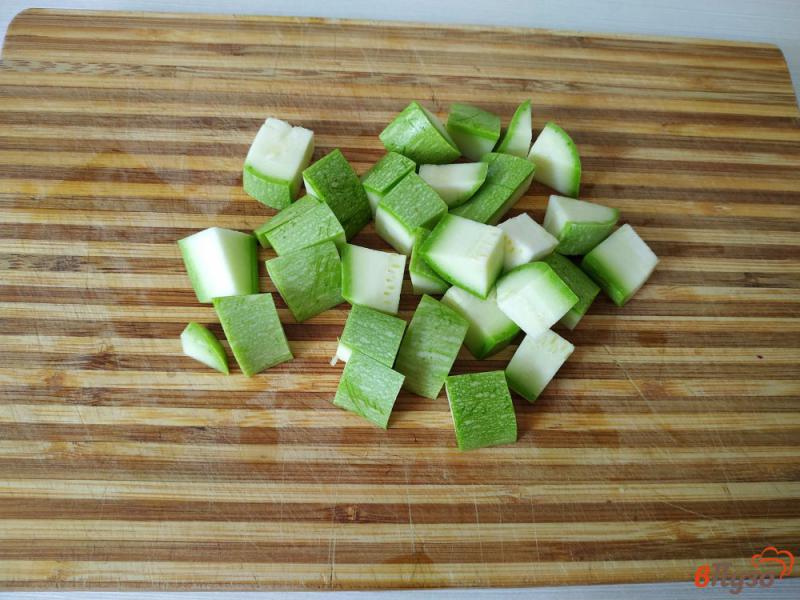 Фото приготовление рецепта: Картофель с кабачками сметаной и зеленью запечённый в горшочке шаг №3