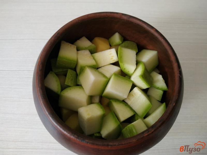 Фото приготовление рецепта: Картофель с кабачками сметаной и зеленью запечённый в горшочке шаг №6