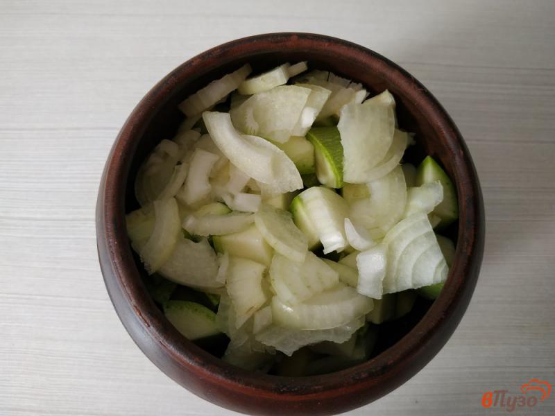 Фото приготовление рецепта: Картофель с кабачками сметаной и зеленью запечённый в горшочке шаг №8
