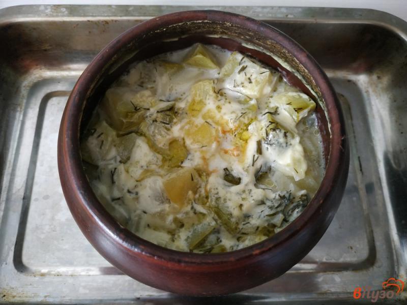 Фото приготовление рецепта: Картофель с кабачками сметаной и зеленью запечённый в горшочке шаг №12