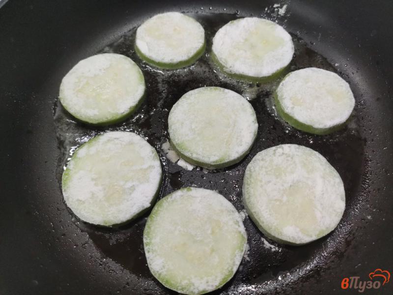 Фото приготовление рецепта: Кабачки жареные со сметанно-сырным соусом и укропом шаг №3