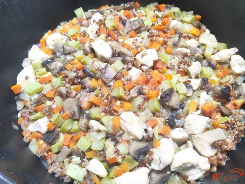 Фото приготовление рецепта: Гречка с курицей грибами и овощами шаг №8