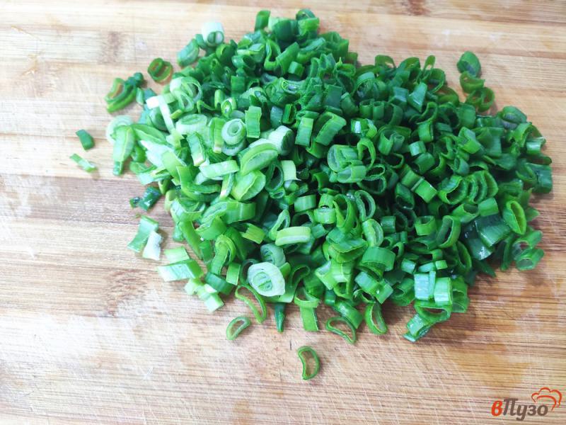 Фото приготовление рецепта: Омлет с фаршем зелёным луком и сыром шаг №1
