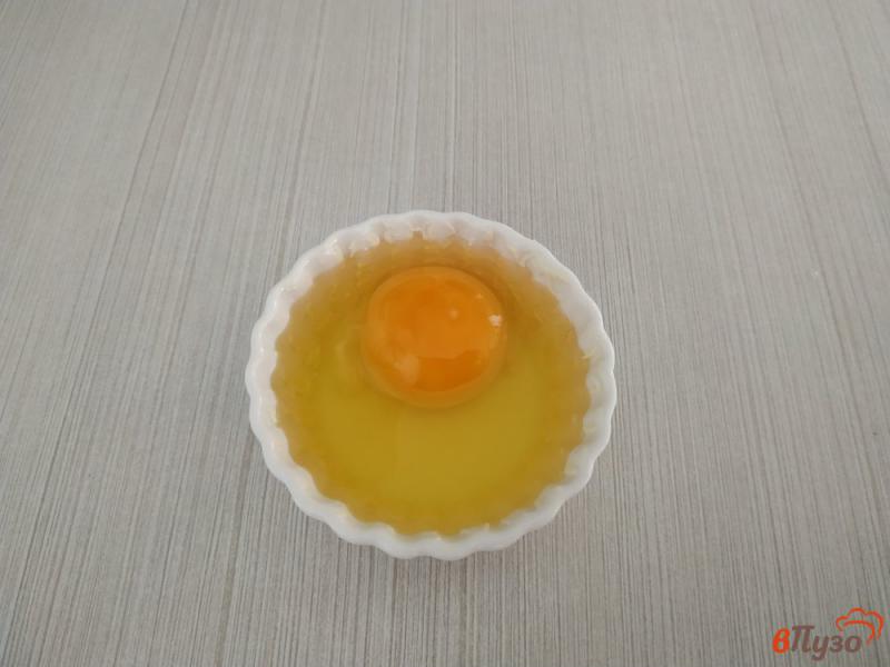Фото приготовление рецепта: Яйцо пашот с адыгейским сыром в пароварке шаг №2