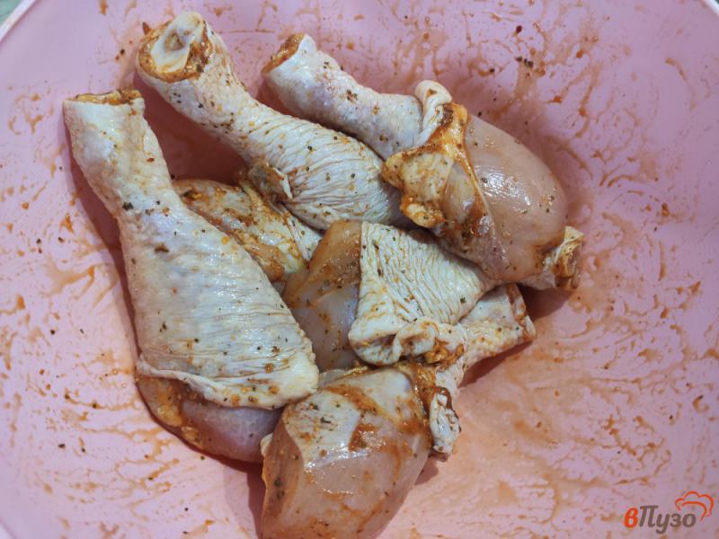 Фото приготовление рецепта: Куриные голени запечённые с картофелем шаг №2