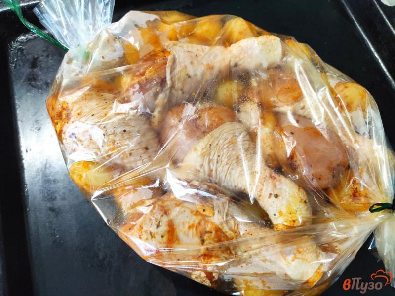 Фото приготовление рецепта: Куриные голени запечённые с картофелем шаг №5