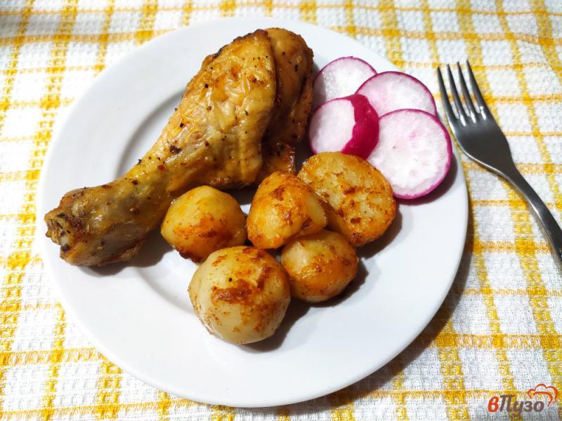 Фото приготовление рецепта: Куриные голени запечённые с картофелем шаг №6