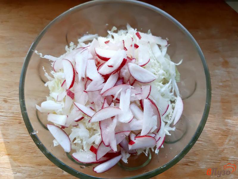 Фото приготовление рецепта: Салат из пекинской капусты с тунцом и редисом шаг №3