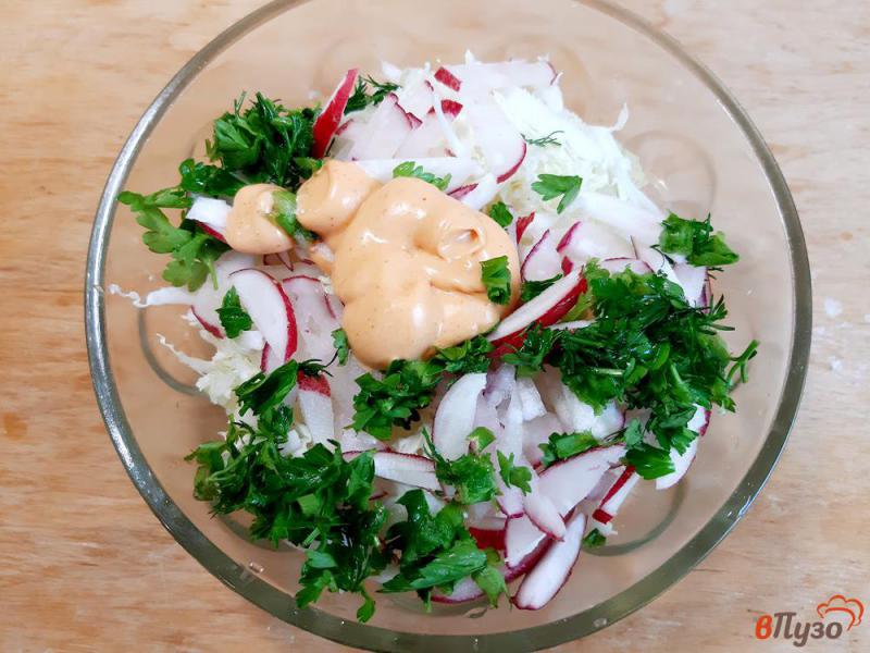 Фото приготовление рецепта: Салат из пекинской капусты с тунцом и редисом шаг №5