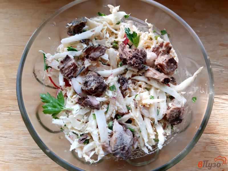 Фото приготовление рецепта: Салат из пекинской капусты с тунцом и редисом шаг №8