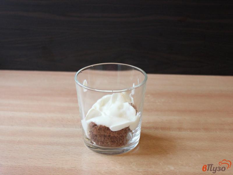 Фото приготовление рецепта: Десерт из бисквита с персиками шаг №2