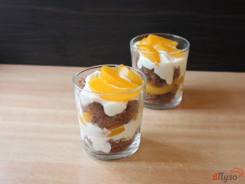 Фото приготовление рецепта: Десерт из бисквита с персиками шаг №5