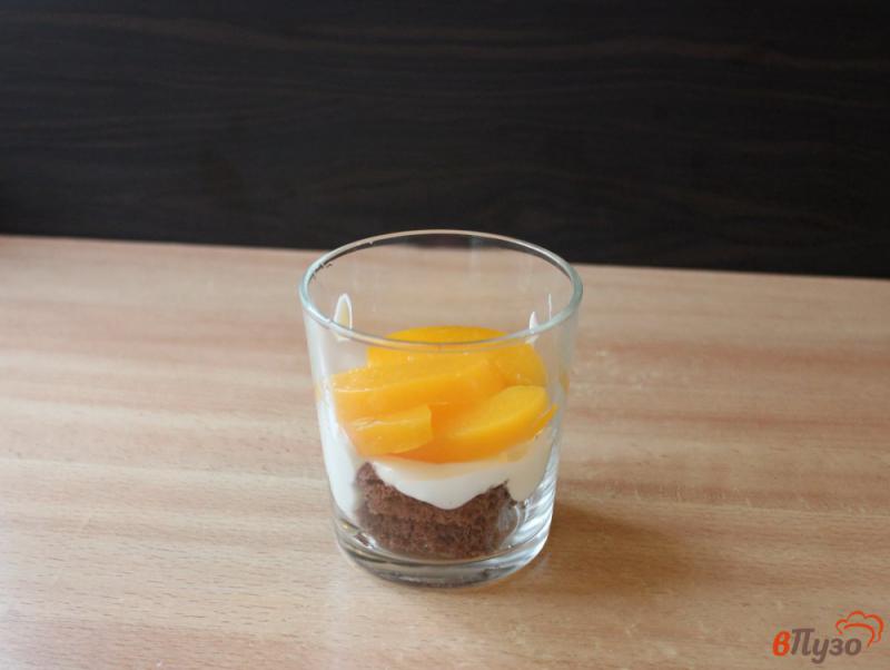 Фото приготовление рецепта: Десерт из бисквита с персиками шаг №3