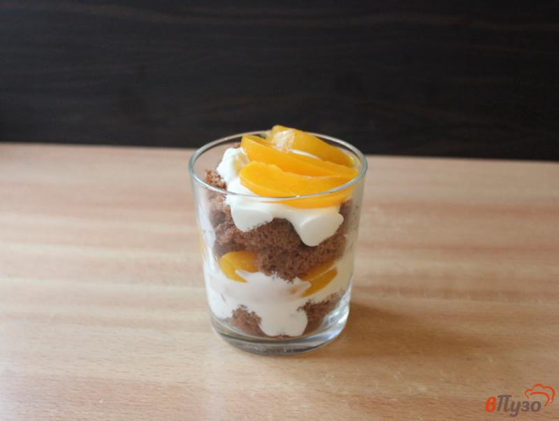Фото приготовление рецепта: Десерт из бисквита с персиками шаг №4