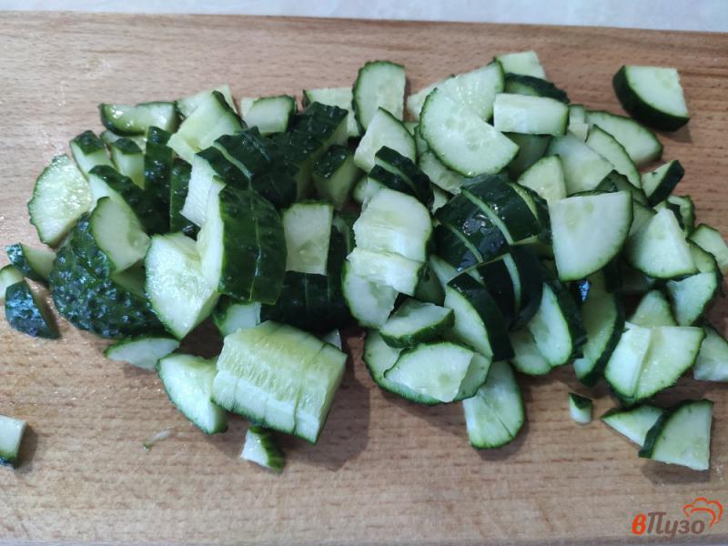 Фото приготовление рецепта: Овощной салат с зелёным луком и сметаной шаг №1
